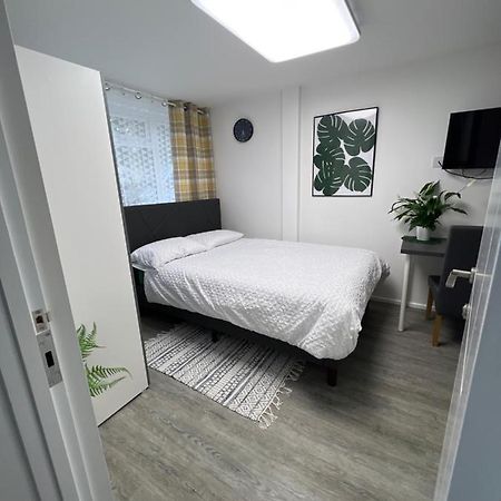 Апартаменти Studio In Private House Near Central Мілтон-Кінз Екстер'єр фото