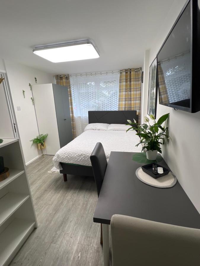 Апартаменти Studio In Private House Near Central Мілтон-Кінз Екстер'єр фото